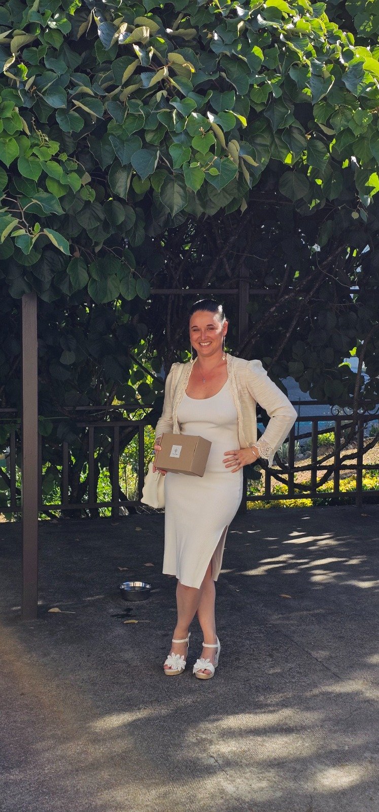 Cindy avec un coffret L'Âme aux Pétales